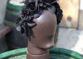 černá květinová koruna