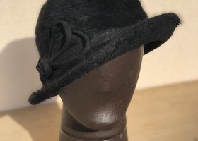 černý chlupatý klobouček