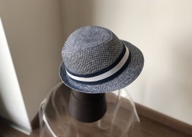 modrý klobouk pánského střihu