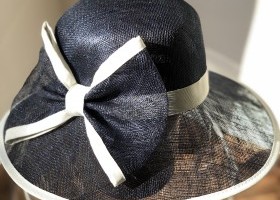 modrý modelový sinamay klobouk zdobený stuhou