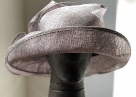 šedý modelový klobouk sinamay se širokou krempou