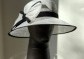 bílý modelový sinamay klobouk zdobený stuhou