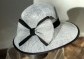 bílý modelový sinamay klobouk zdobený stuhou