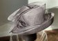 šedý modelový klobouk sinamay se širokou krempou