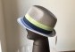 zeleno-modrý klobouček